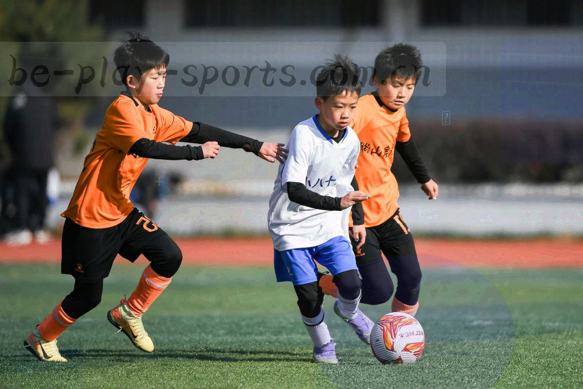 记录纸与记号笔在灯下记录比分的俯拍，无人物正脸